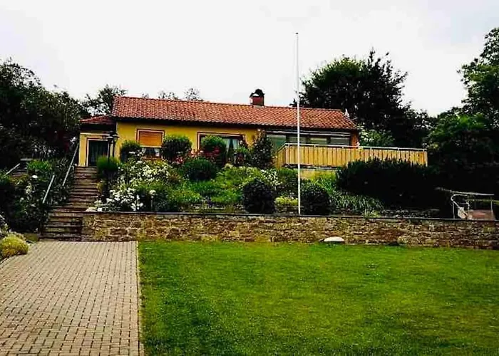 Freistehender In In Traumlage Mit Grossem Garten *